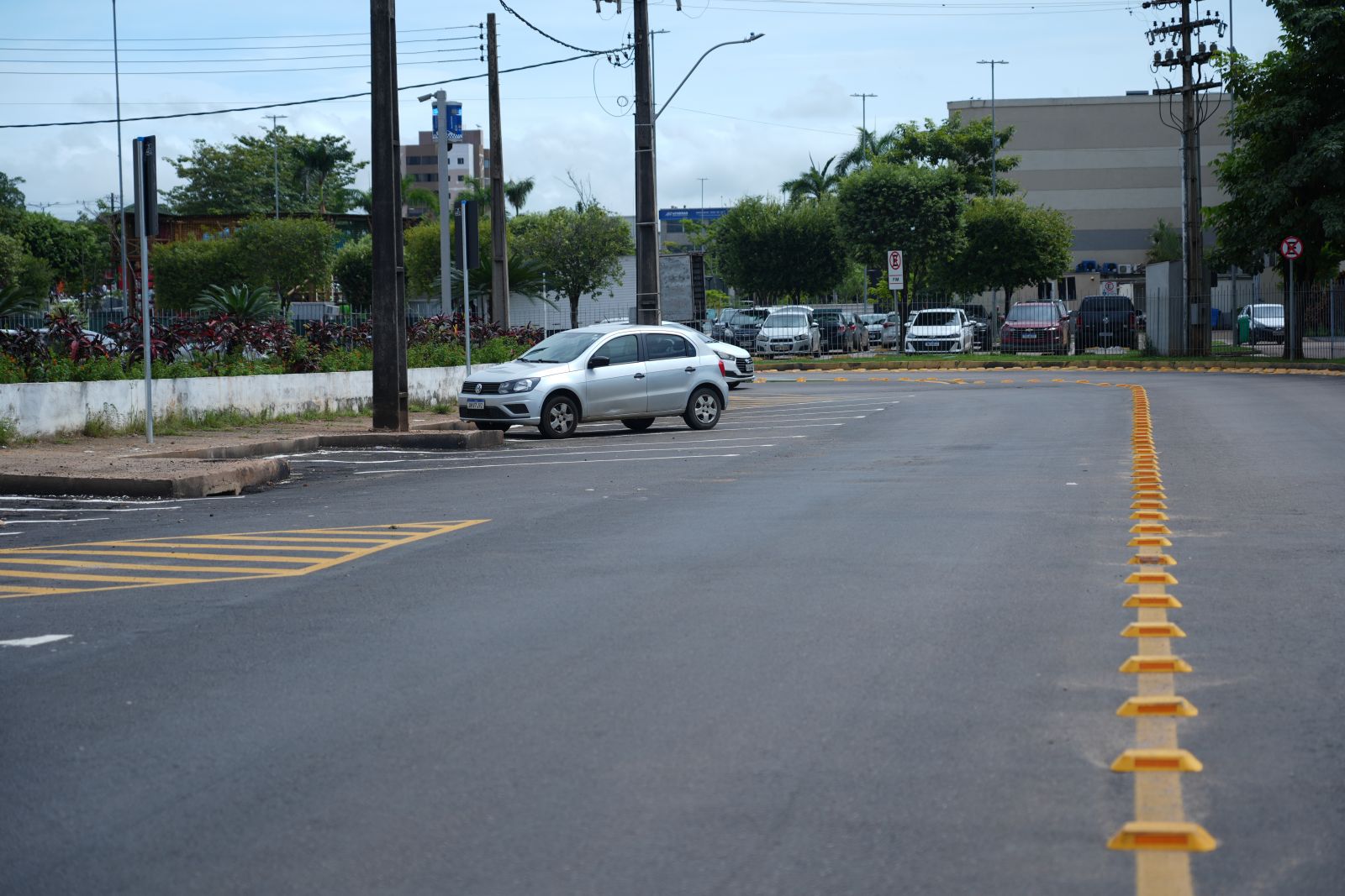 Estão disponíveis 19 vagas para carros e 11 para motos