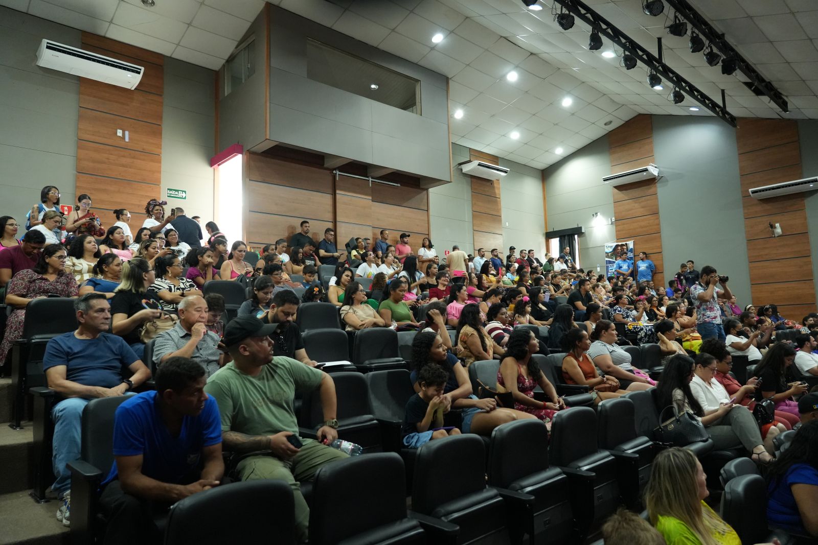 Programação especial alusiva à Semana da Mãe Atípica aconteceu no Teatro Banzeiros