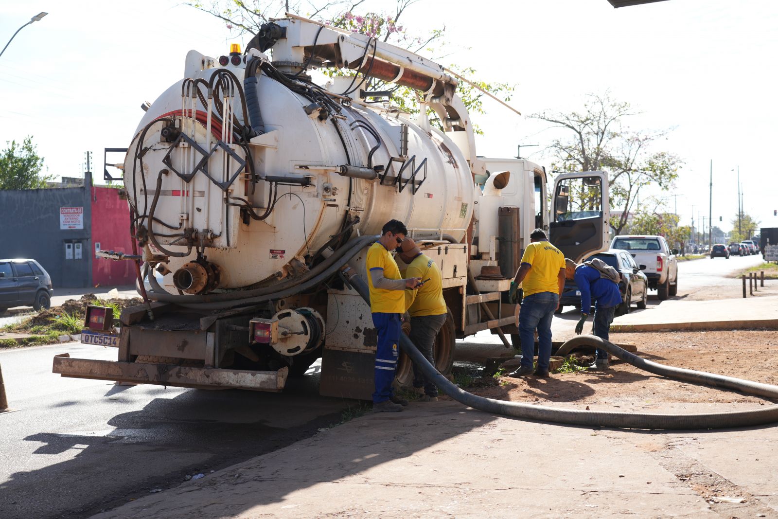 Prefeitura utilizou um moderno e eficiente maquinário para limpar as bocas de lobo
