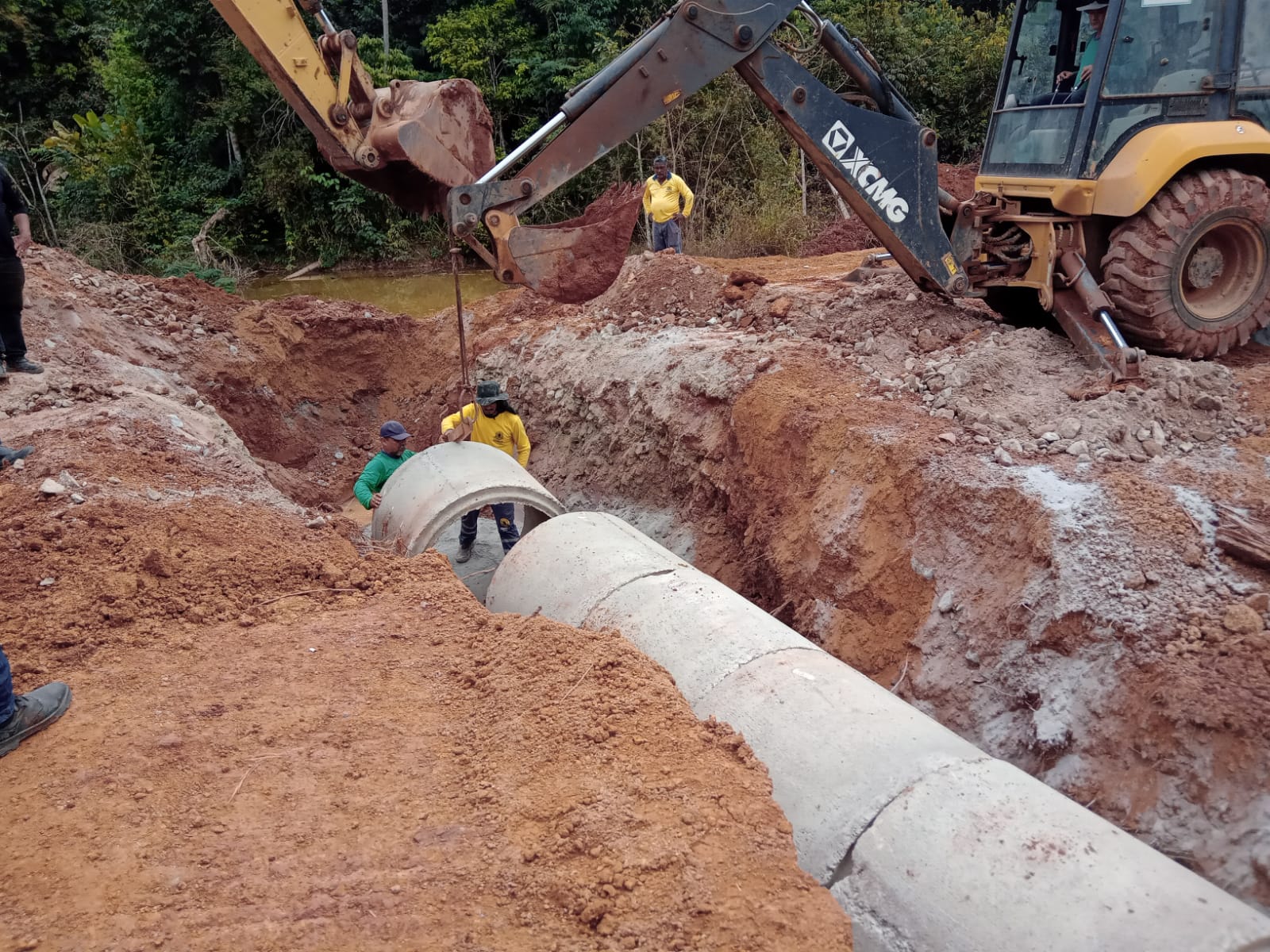 Prefeitura faz a instalação de manilhas e bueiros em pontos estratégicos