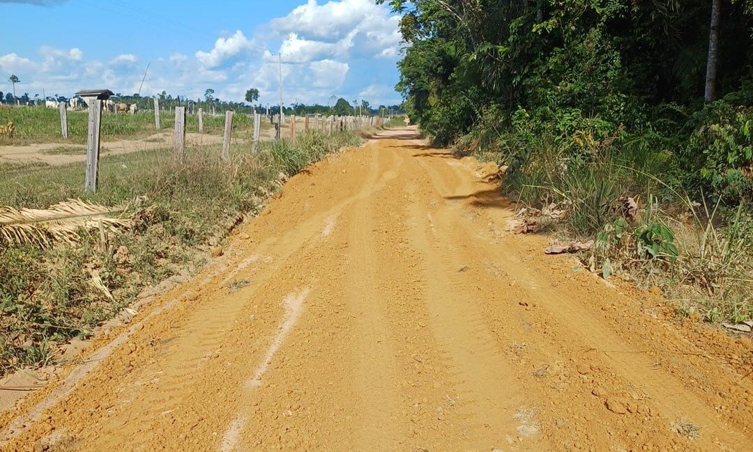 Frentes de trabalho atuam com ações de encascalhamento em pontos críticos