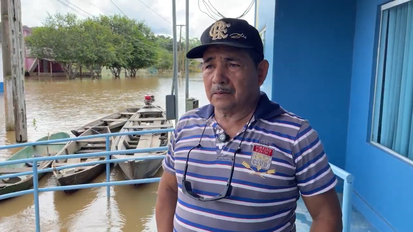 O aposentado Edmilson Ferreira Leite conta que a cheia do rio dificulta o dia a dia de quem vive na comunidade