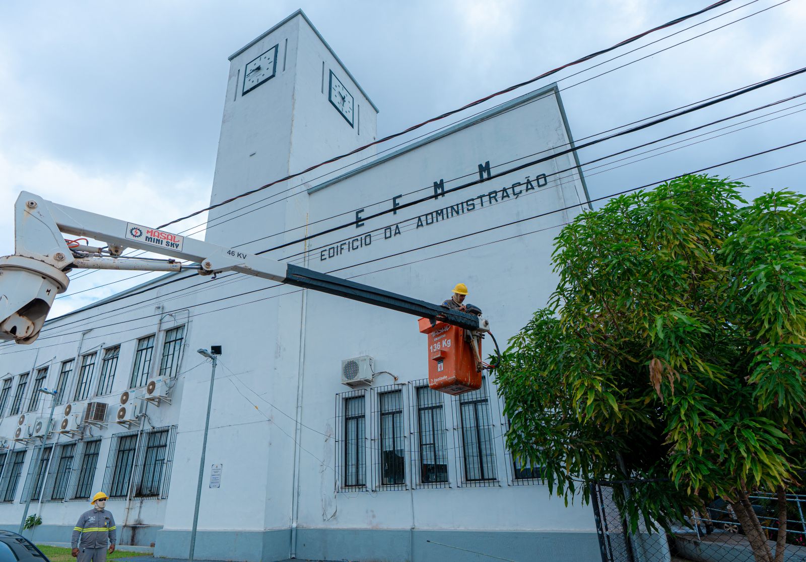 Equipe da Emdur realiza a instalação dos refletores