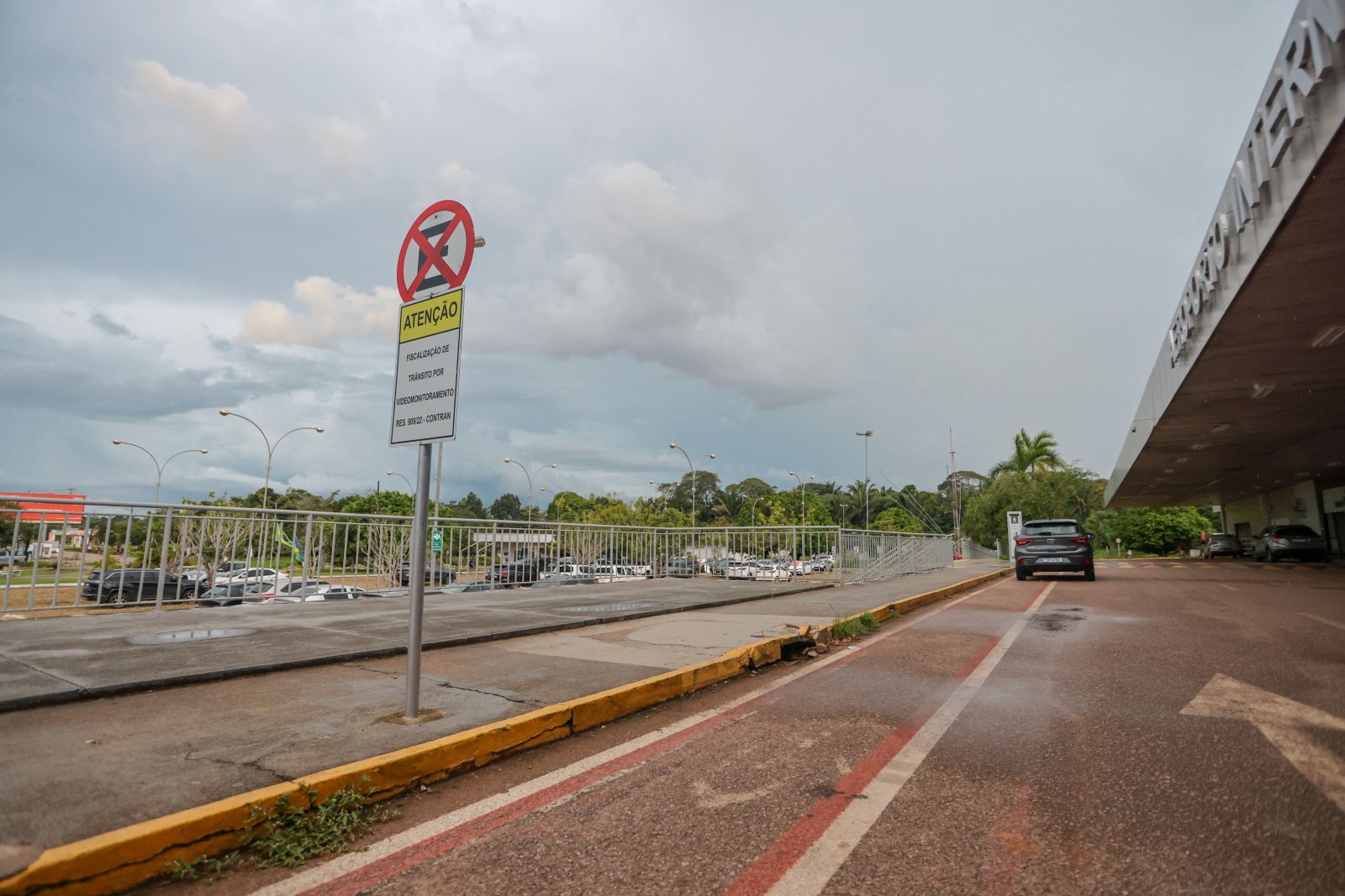 Além da retirada da faixa e das placas, a Prefeitura vai implantar uma nova organização no estacionamento do aeroporto