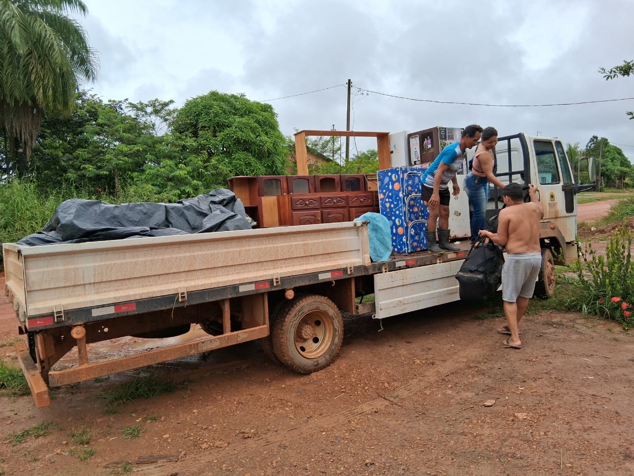 Caminhões visam garantir que os agricultores consigam sair das localidades afetadas pelas águas