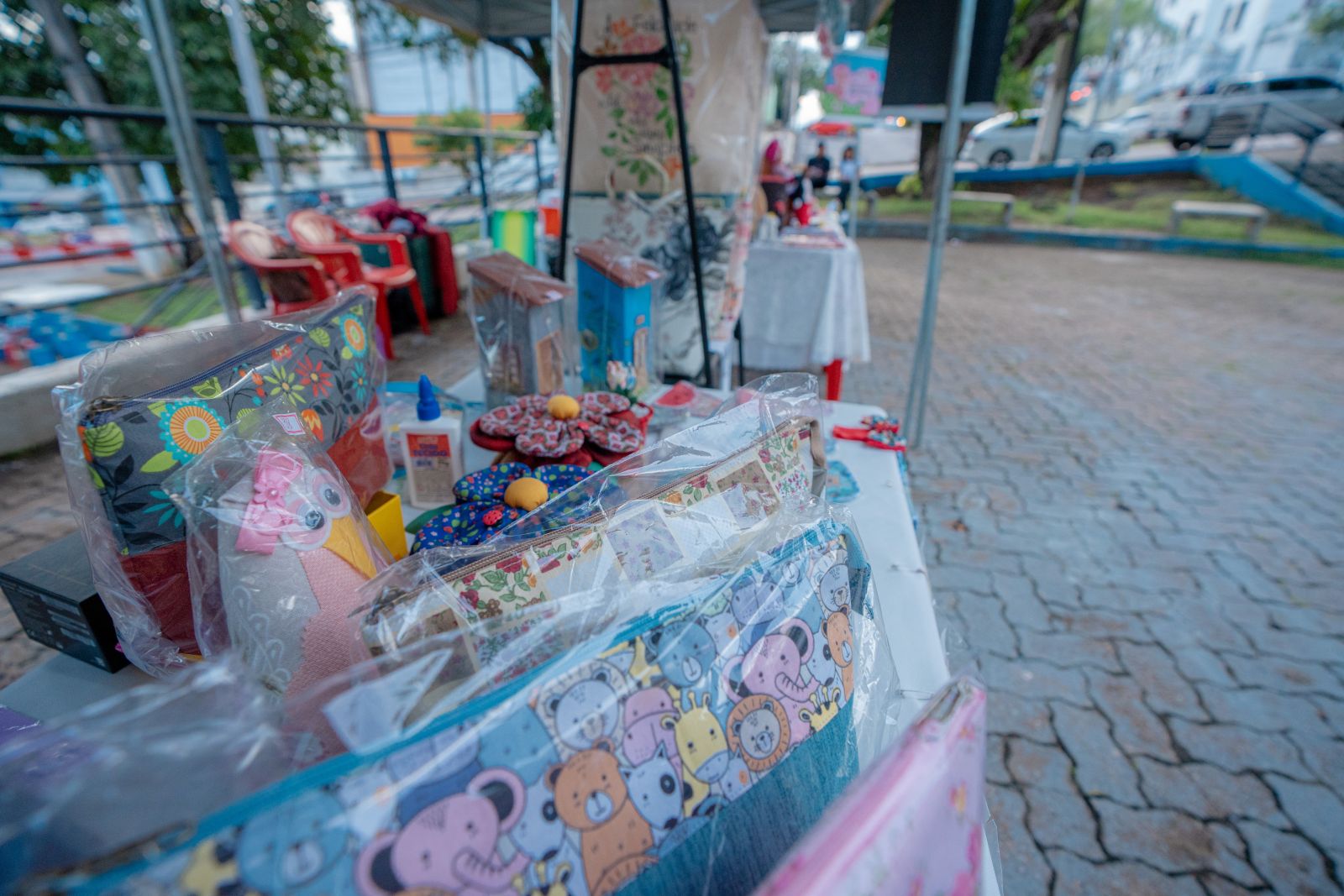 Prefeitura oferece a estrutura para que artesãs possam expor seus produtos