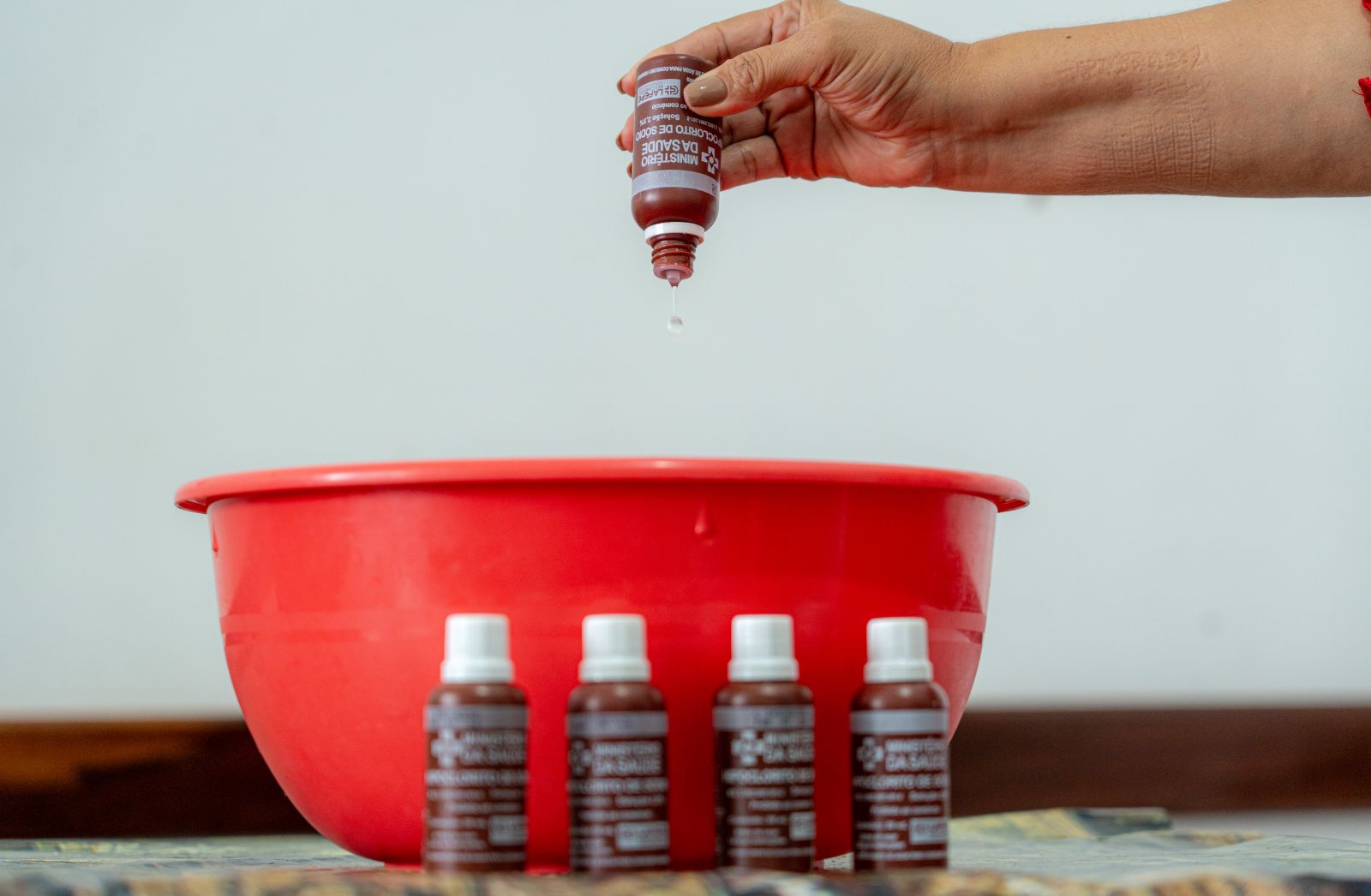 Orientação é que, após adicionar o hipoclorito à água, a população aguarde 30 minutos antes do consumo