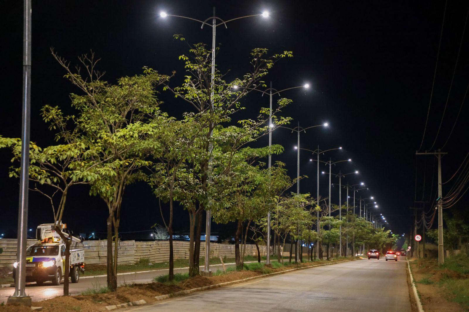 Local ganha um novo ritmo à noite com as luminárias acesas