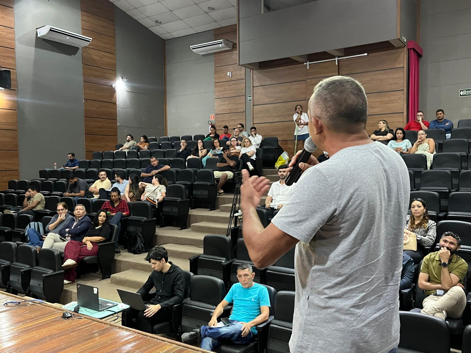 Audiência pública reuniu cidadãos, lideranças comunitárias e autoridades municipais 