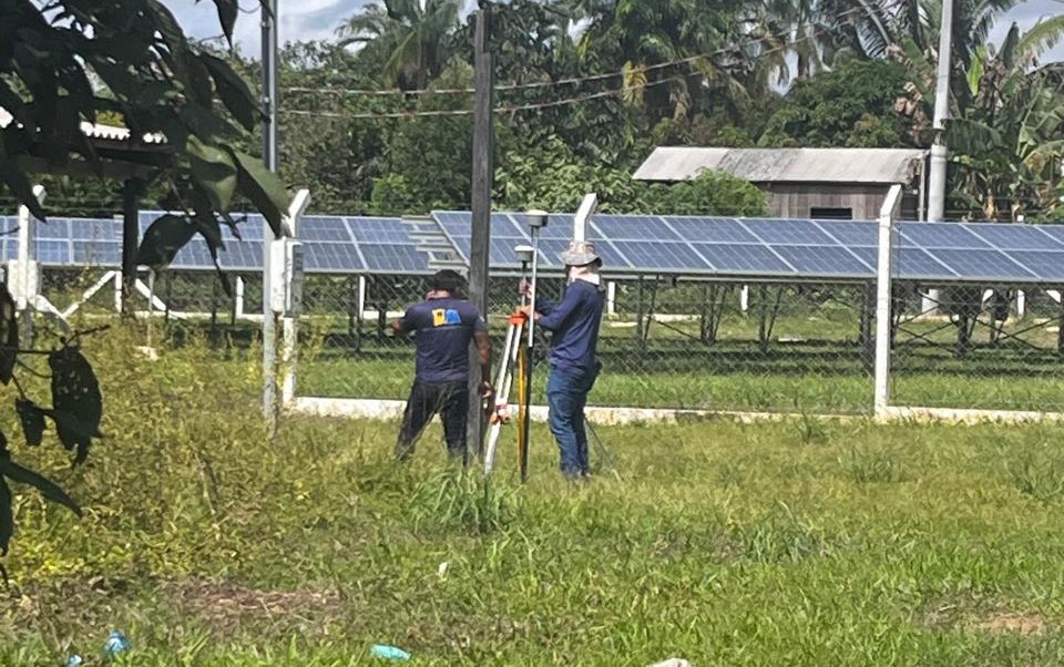 Foram utilizados equipamentos de georreferenciamento para auxiliar no mapeamento técnico da área