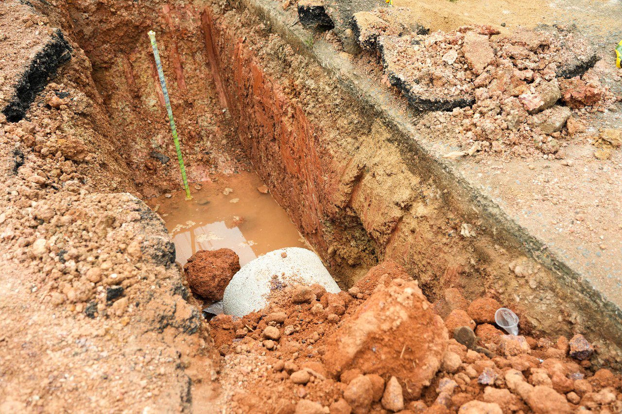 Instalação de manilhas visa garantir que o esgoto seja direcionado corretamente