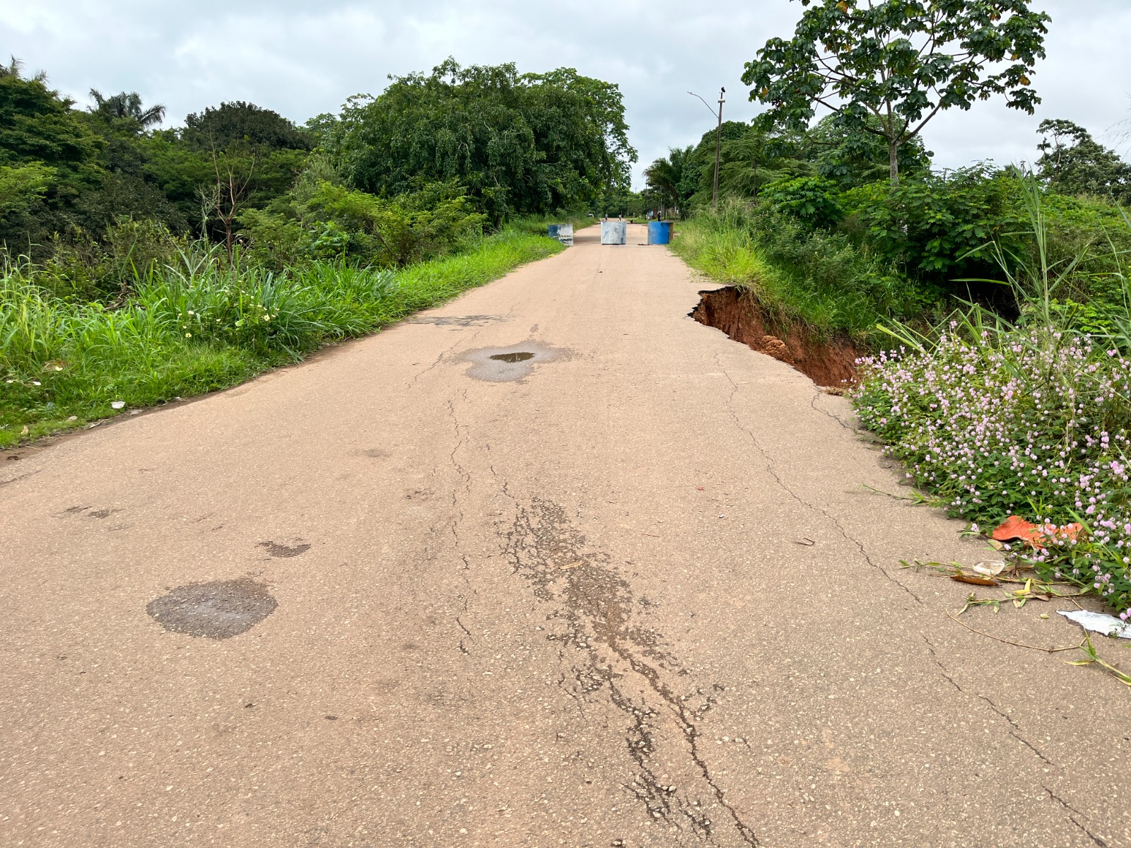 Via foi isolada preventivamente para garantir a segurança de pedestres, ciclistas, motociclistas e motoristas
