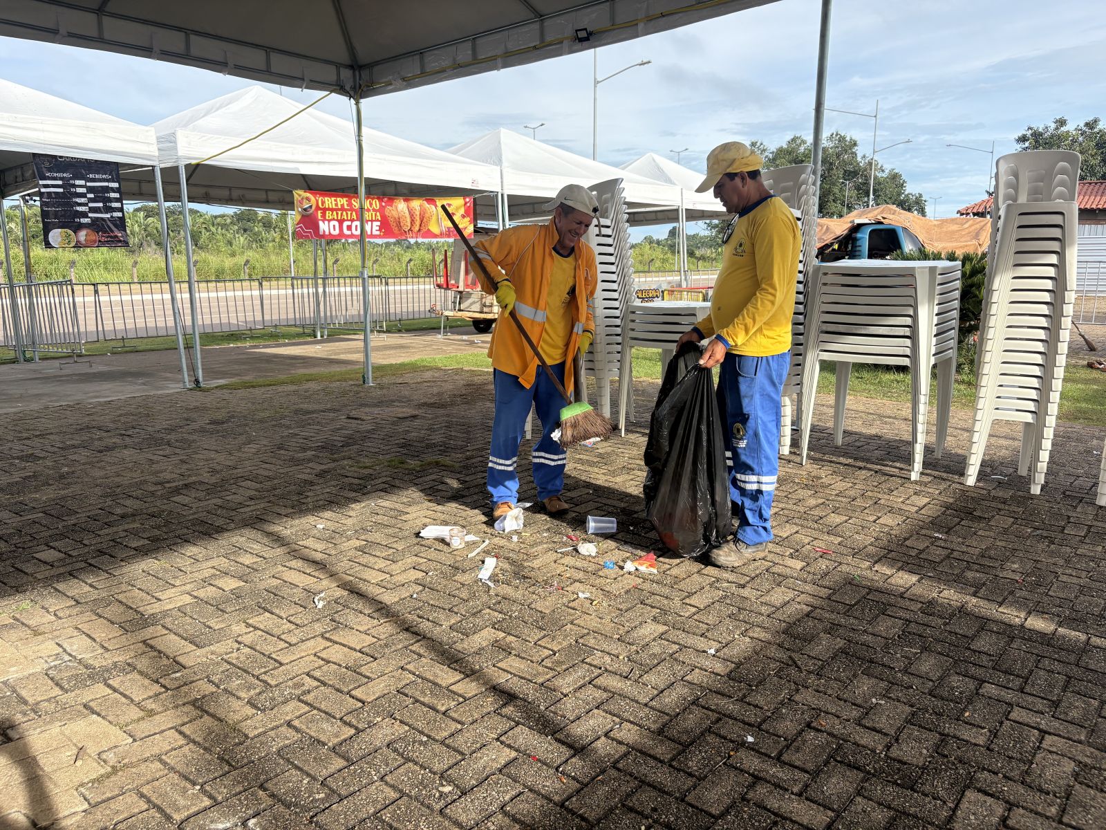 Equipes da secretaria atuaram com serviços de varrição e recolhimento de todo o lixo