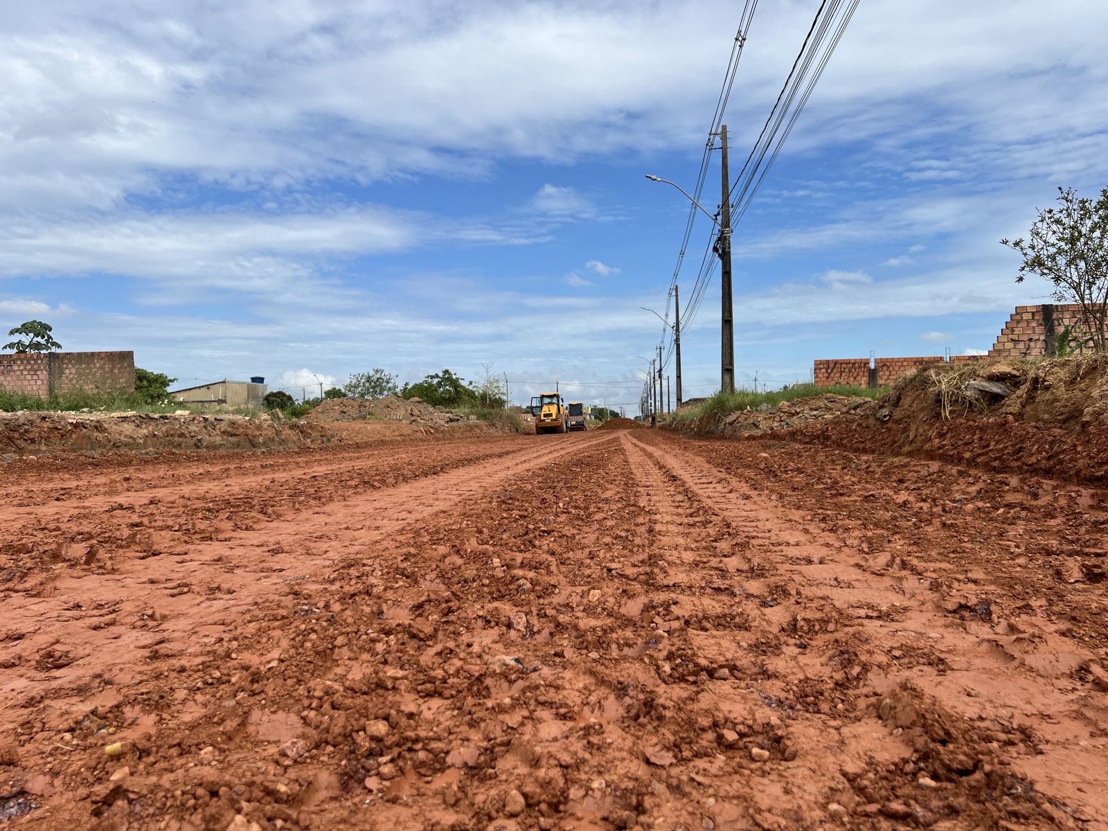 Semob está retirando todo o solo comprometido e executando a recomposição do pavimento 