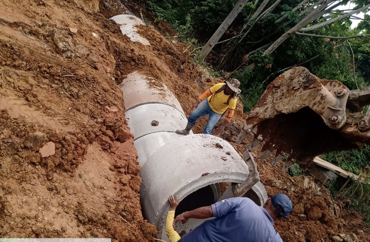 Intervenção incluiu a escavação de 30 metros de vala e a instalação de 15 manilhas de concreto com 1,5 metro de diâmetro