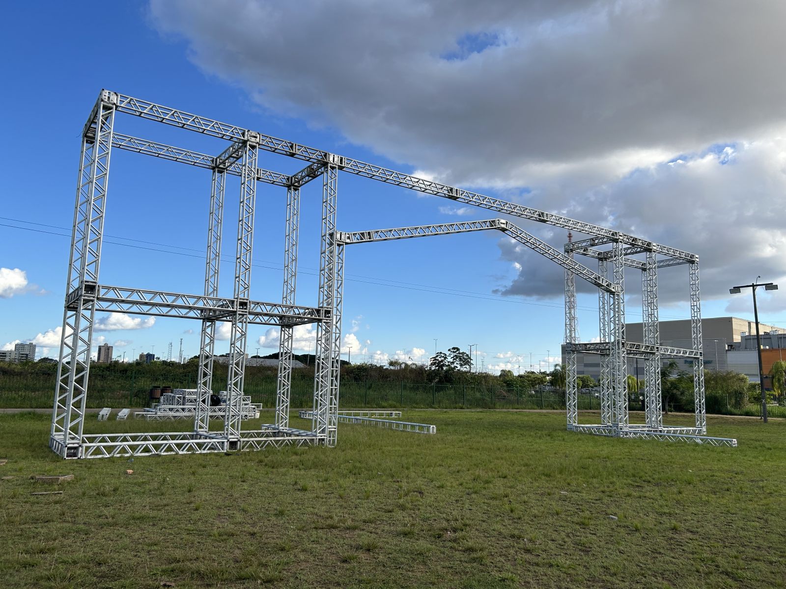 Palco principal está sendo montado no campo de futebol