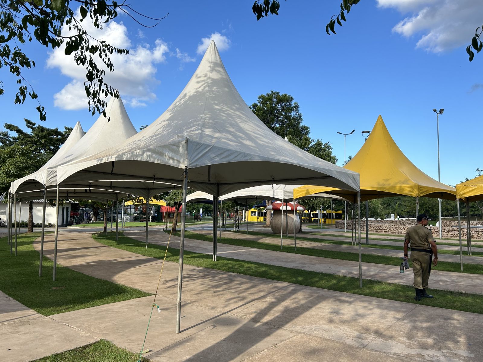 Na entrada do Parque foram montadas tendas para a praça de alimentação