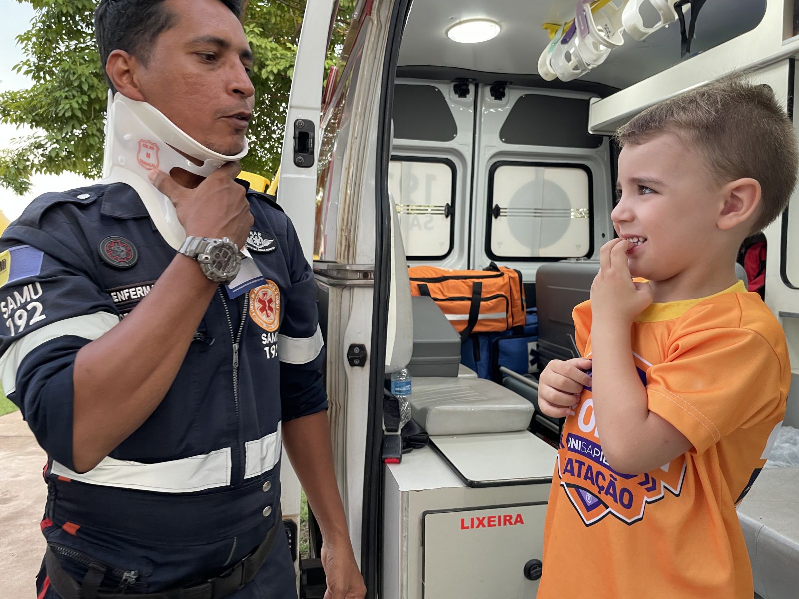 Crianças puderam conhecer como é a ambulância por dentro e as técnicas de atendimento