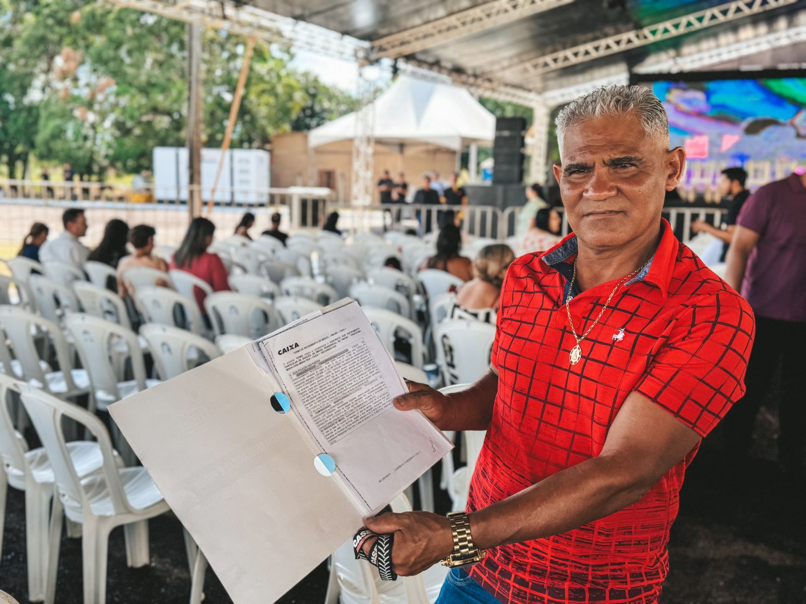 O pedreiro Inácio Luiz recebeu as chaves do novo lar e comemorou por poder sair do aluguel