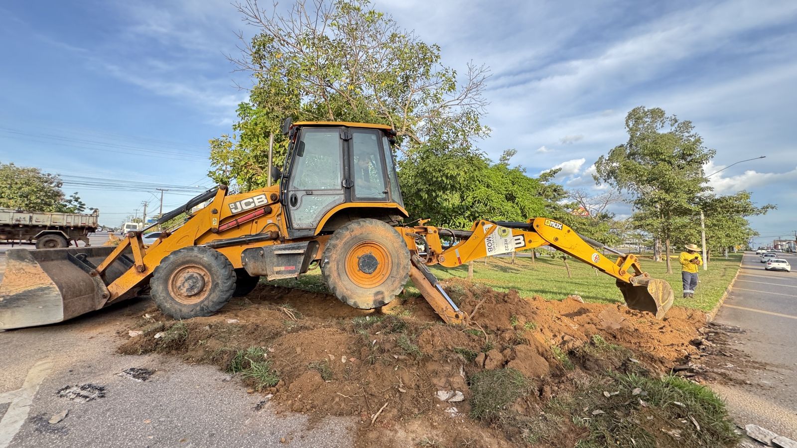 Com a implantação da mão inglesa, os veículos passam a fazer o contorno pela esquerda