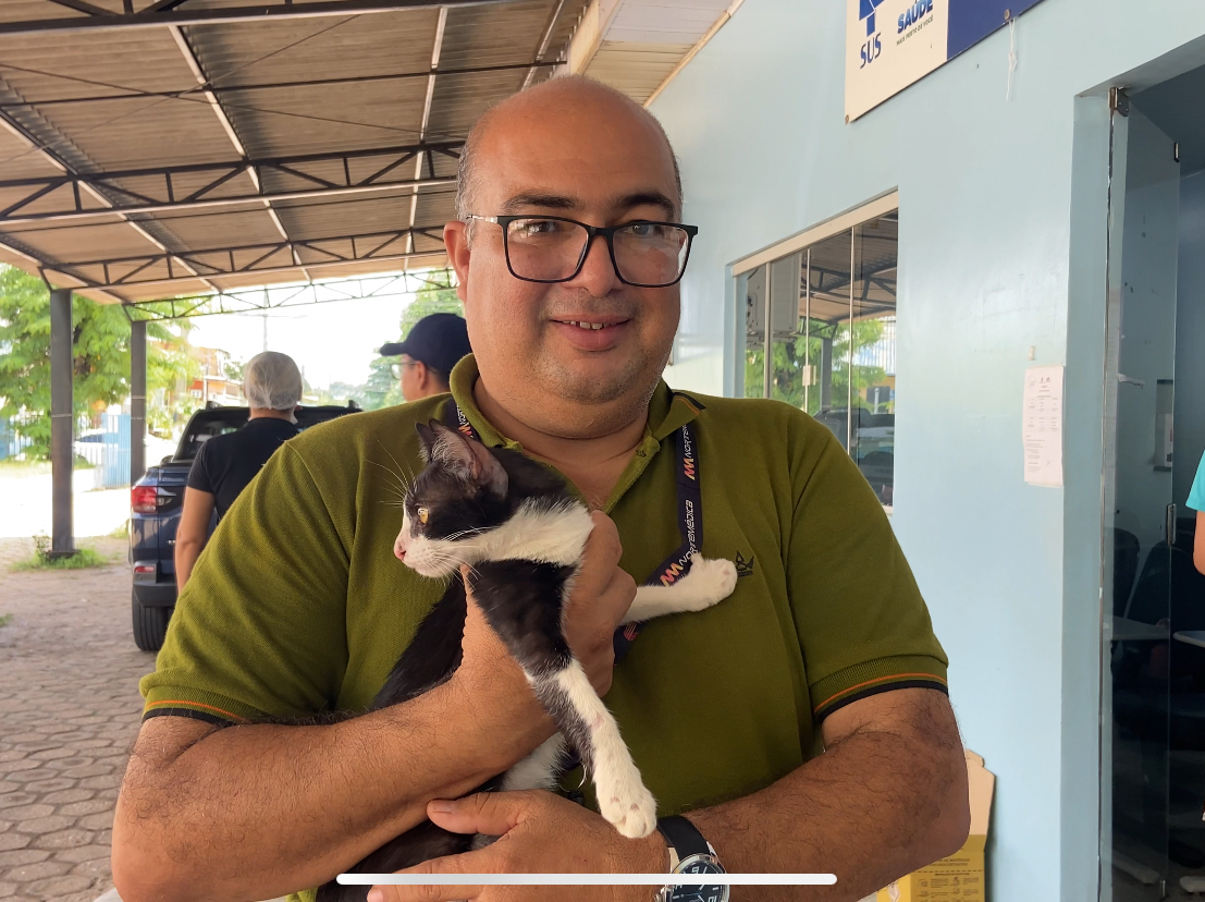 Elias Pereira levou a gata Mia e reforçou o quanto a presença da felina transforma o ambiente de trabalho