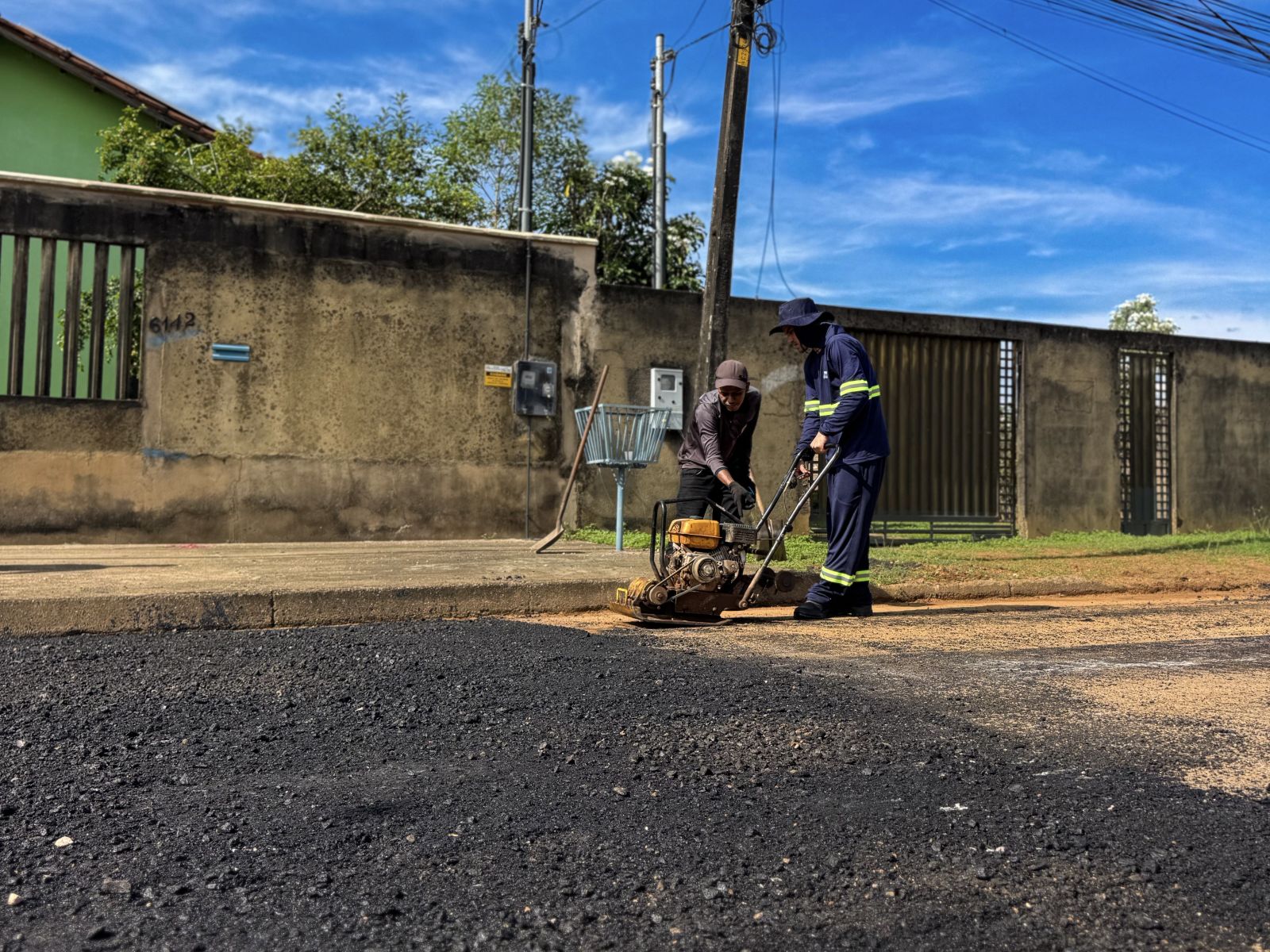 Equipe atuam de maneira simultânea com maquinários de tapa-buraco em diversos pontos da cidade