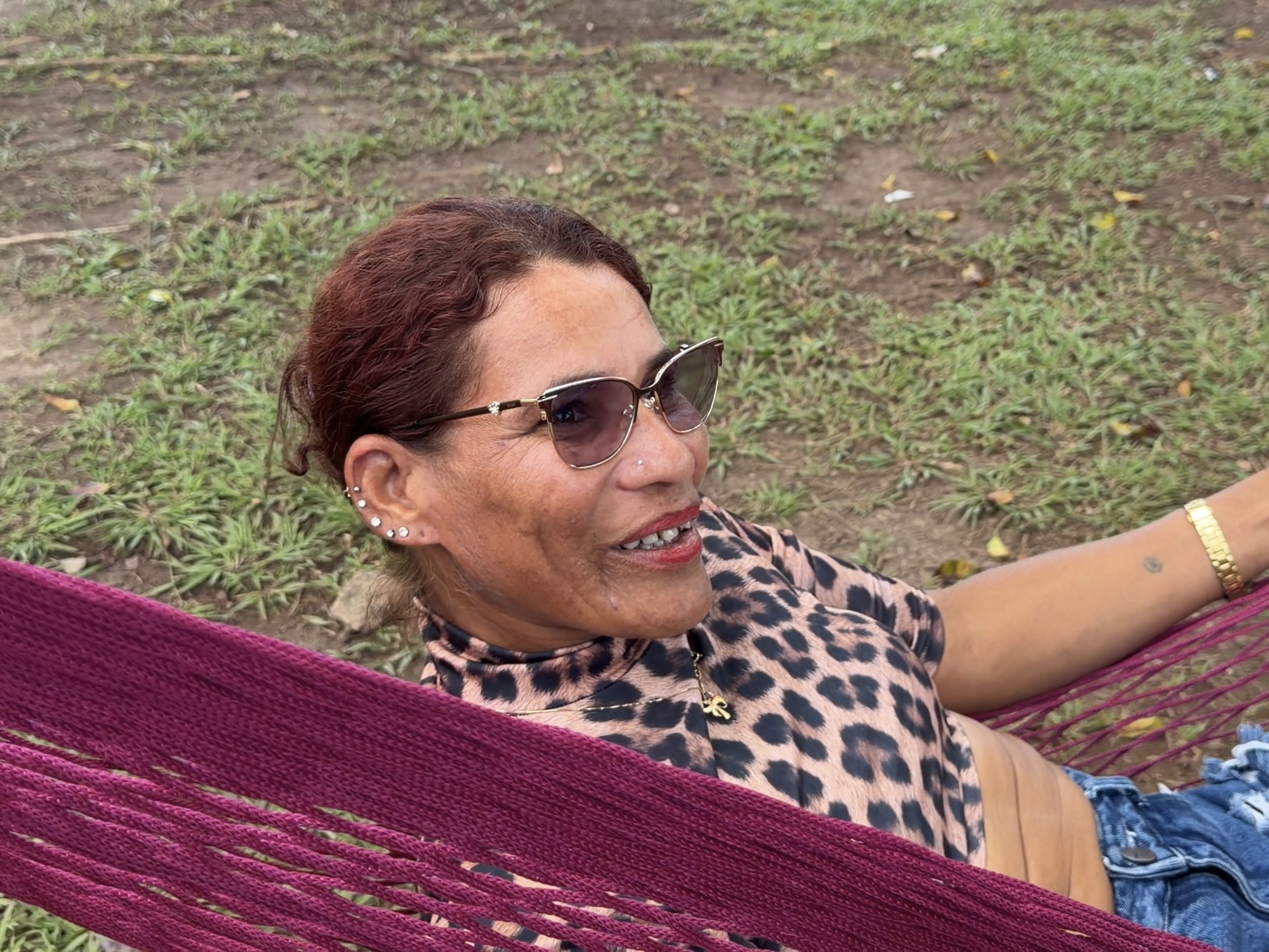 Rose Baoico agora descansava na rede, enquanto as crianças corriam e se divertiam