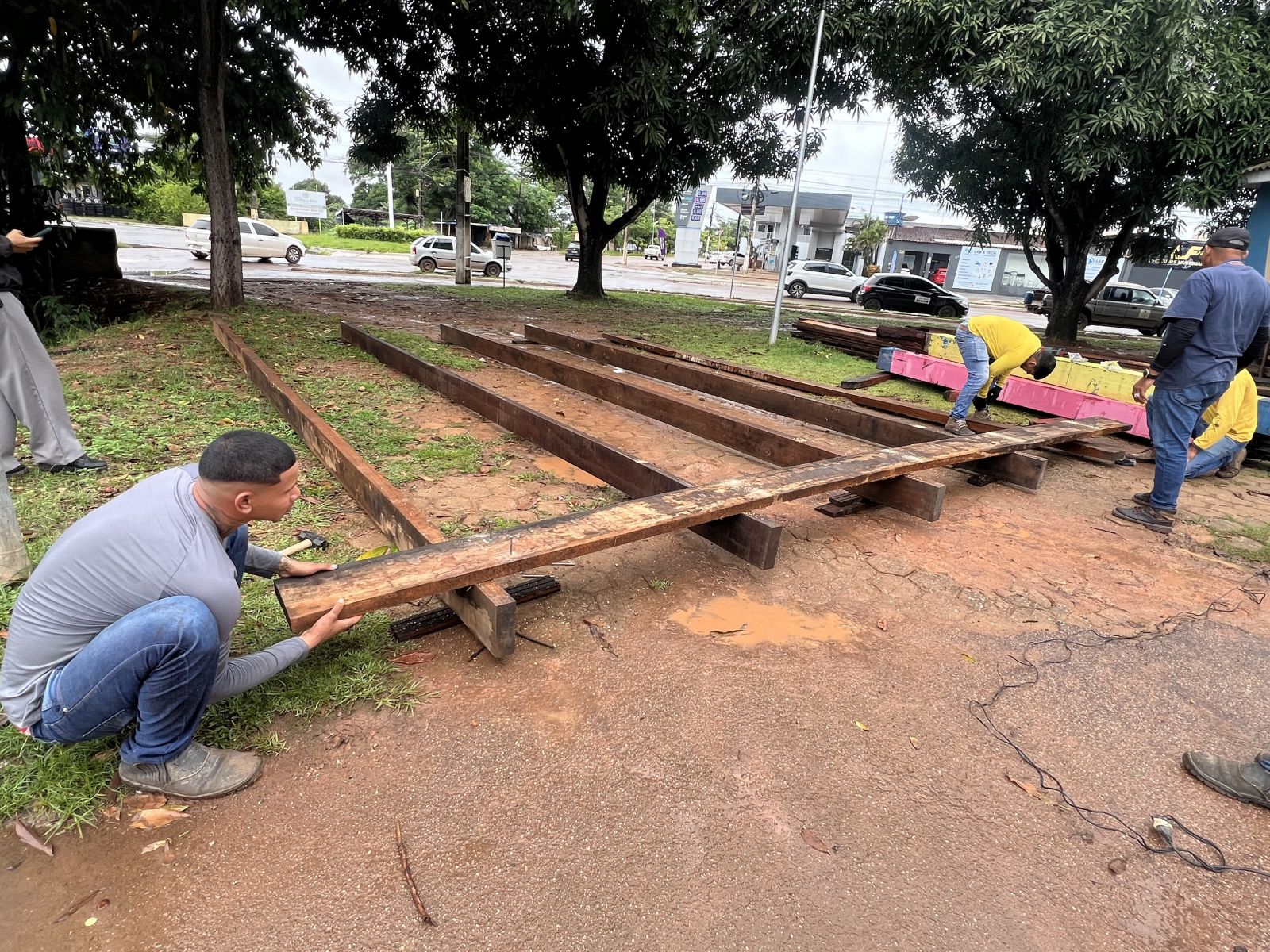 Intervenção é uma resposta à erosão que se abriu no meio da pista