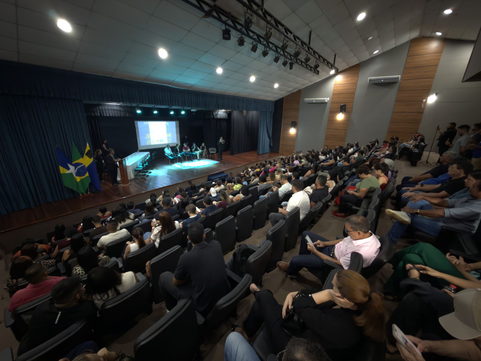 Cerimônia aconteceu no Teatro Banzeiros, reunindo autoridades municipais e os novos servidores convocados