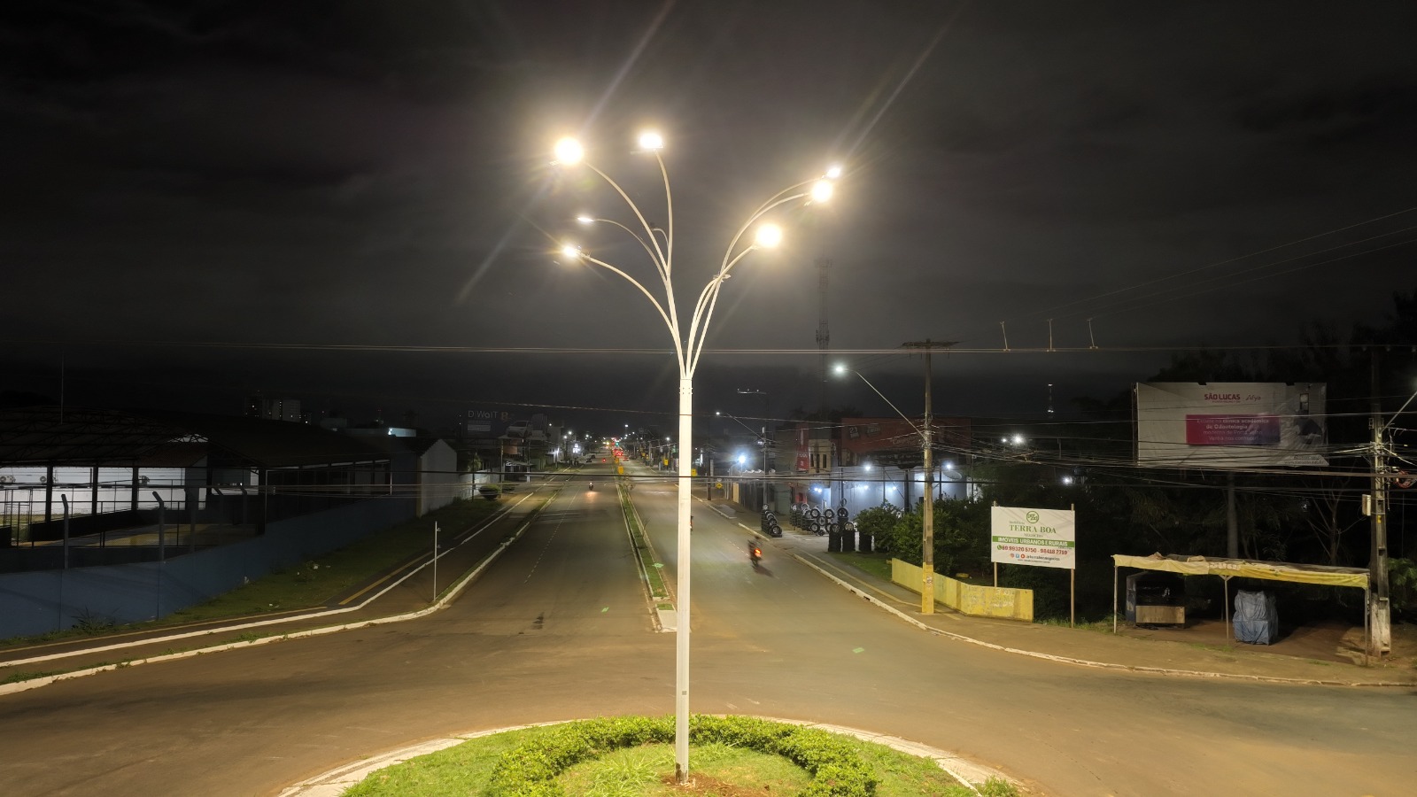 Foi instalado na rotatória um poste do tipo “árvore”