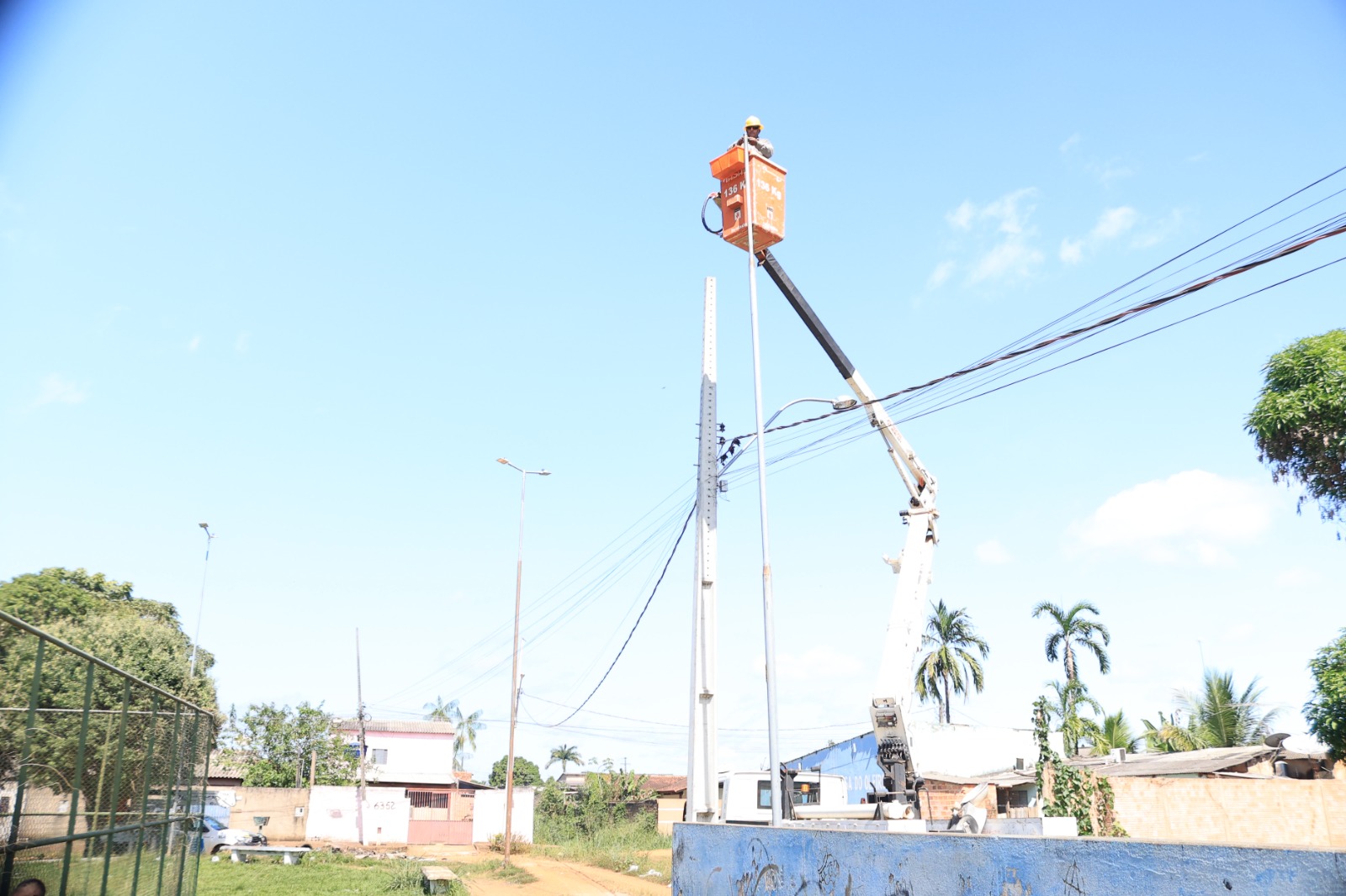 Foram instalados 14 postes com topo duplo