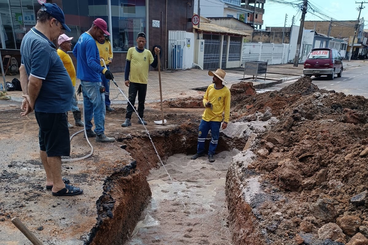 Intervenção visa evitar o acúmulo de esgoto e resíduos que afetam o comércio local