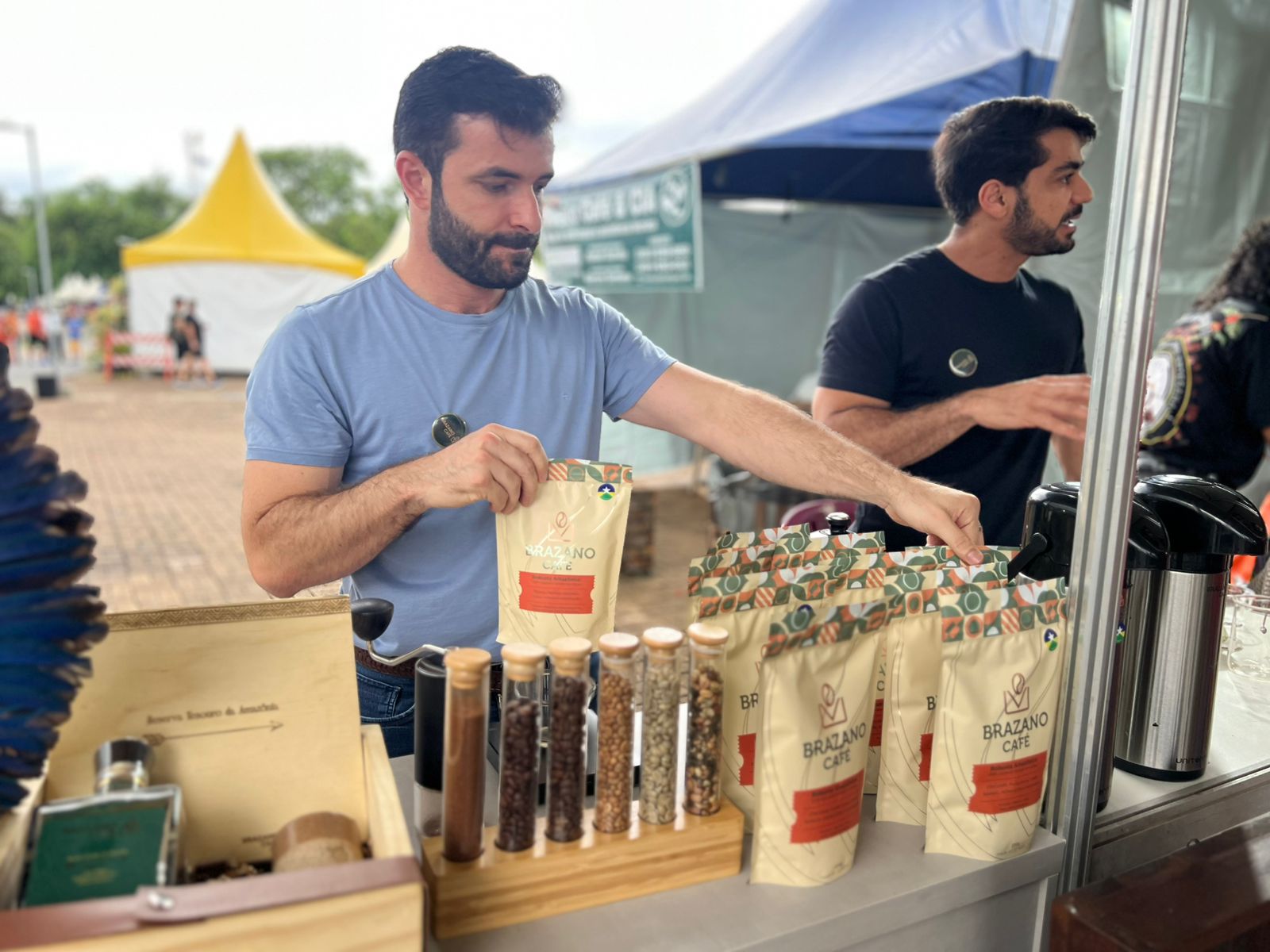 Janderson Dalazen explica que a Brazano é uma empresa rondoniense criada para torrar, embalar e distribuir cafés