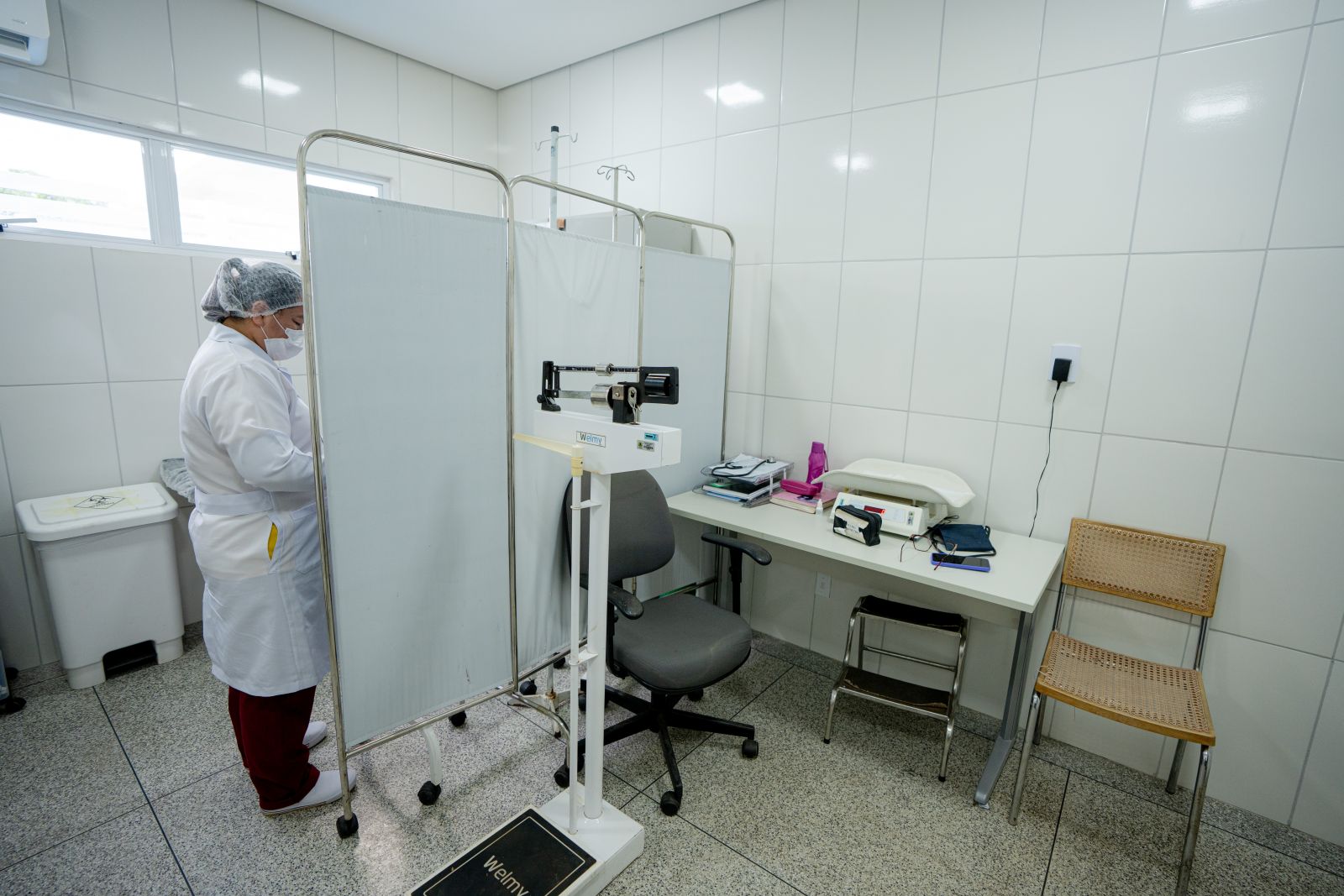 As salas estão equipadas com móveis e insumos necessários para o atendimento