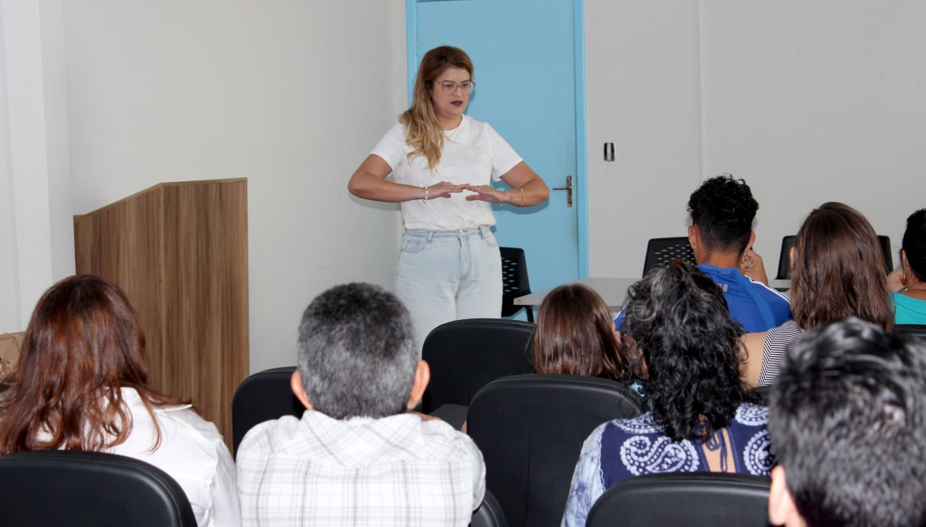 Curso objetiva proporcionar fundamentação em competências relativas à Língua Brasileira de Sinais