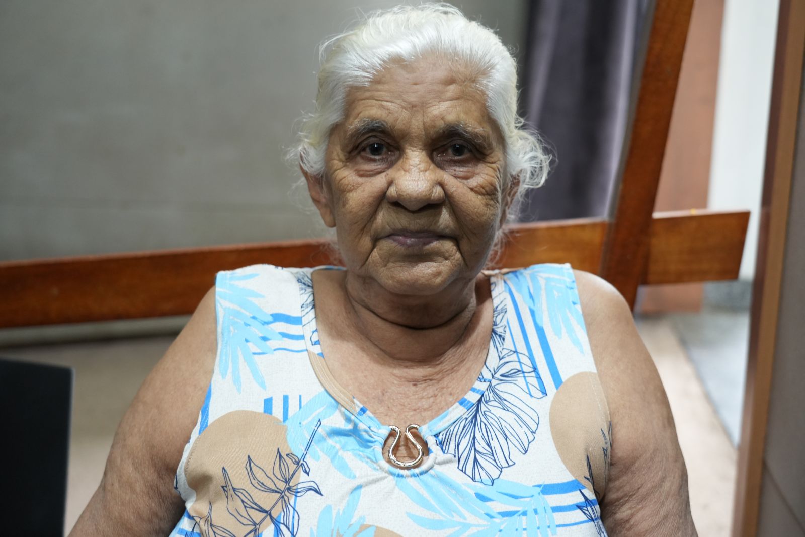 Maria do Carmo traz no olhar a emoção de ter a certeza de que a casa onde construiu sua história seria oficialmente sua