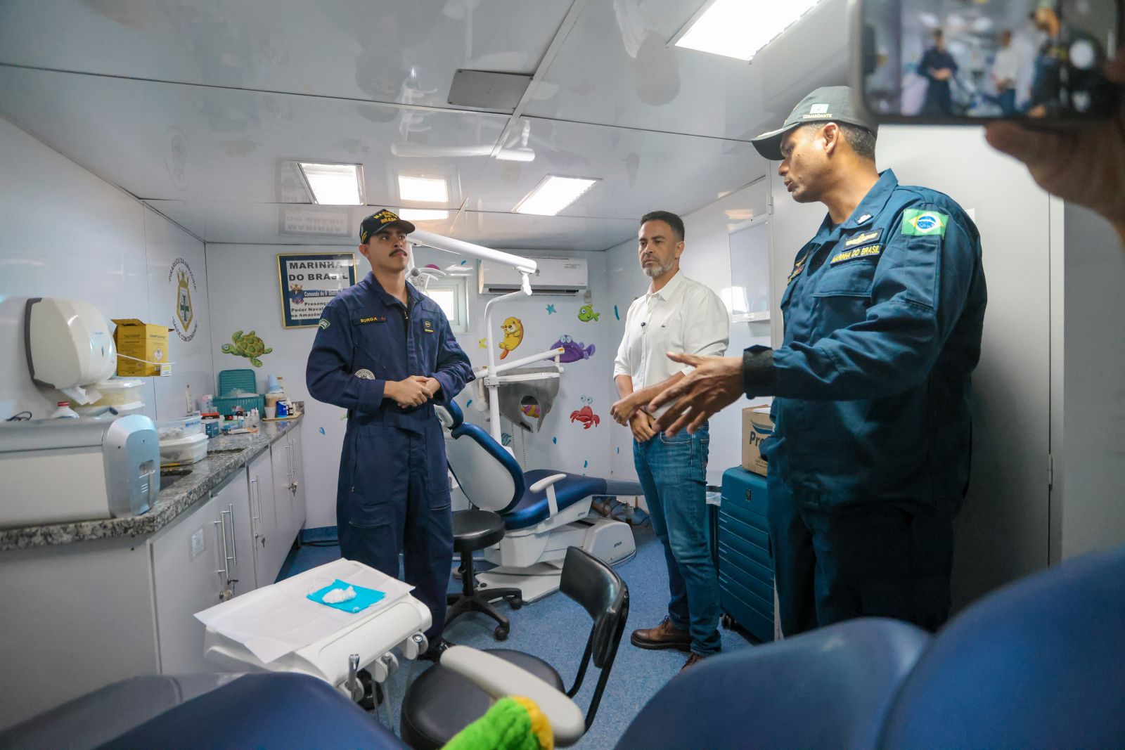 Navio funcionando como uma unidade de saúde flutuante voltada para populações de difícil acesso