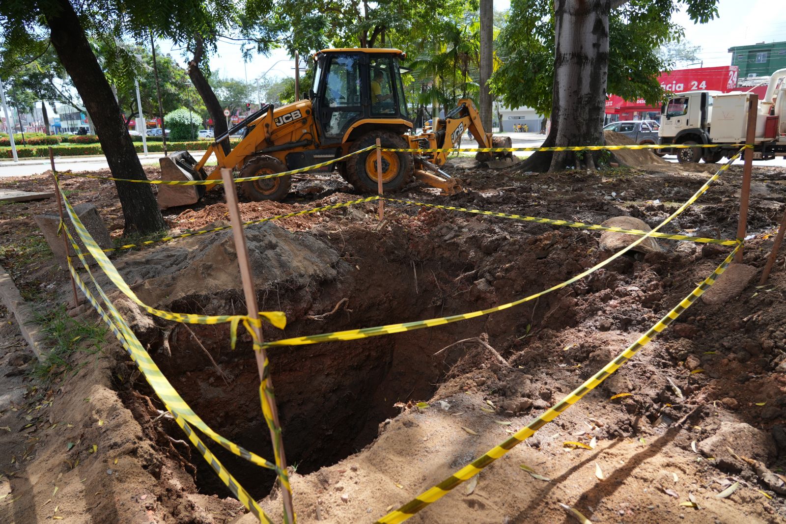 Na realização do serviço estão sendo utilizados retroescavadeiras e dois “tatuzões”