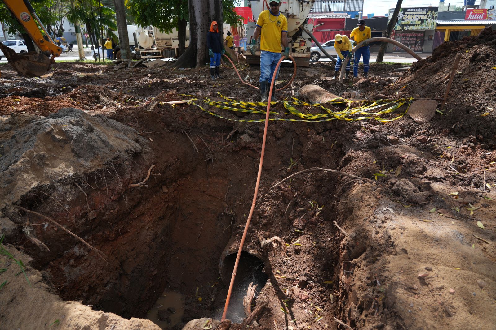 Semusb está realizando serviços de desobstrução e troca das manilhas pequenas por maiores