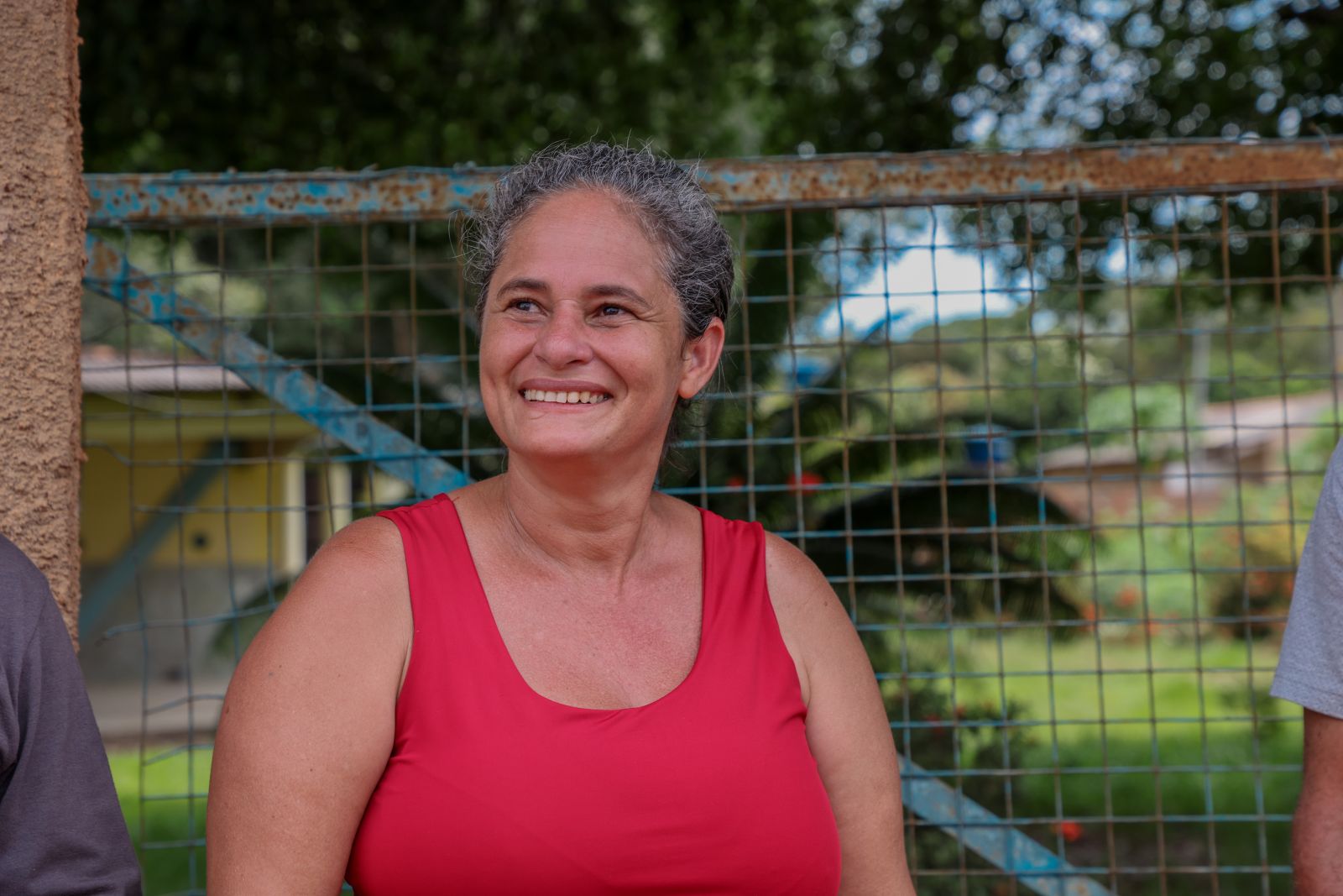 Andréia Nascimento vê sua rua recebendo asfalto depois de 15 anos morando no mesmo luga