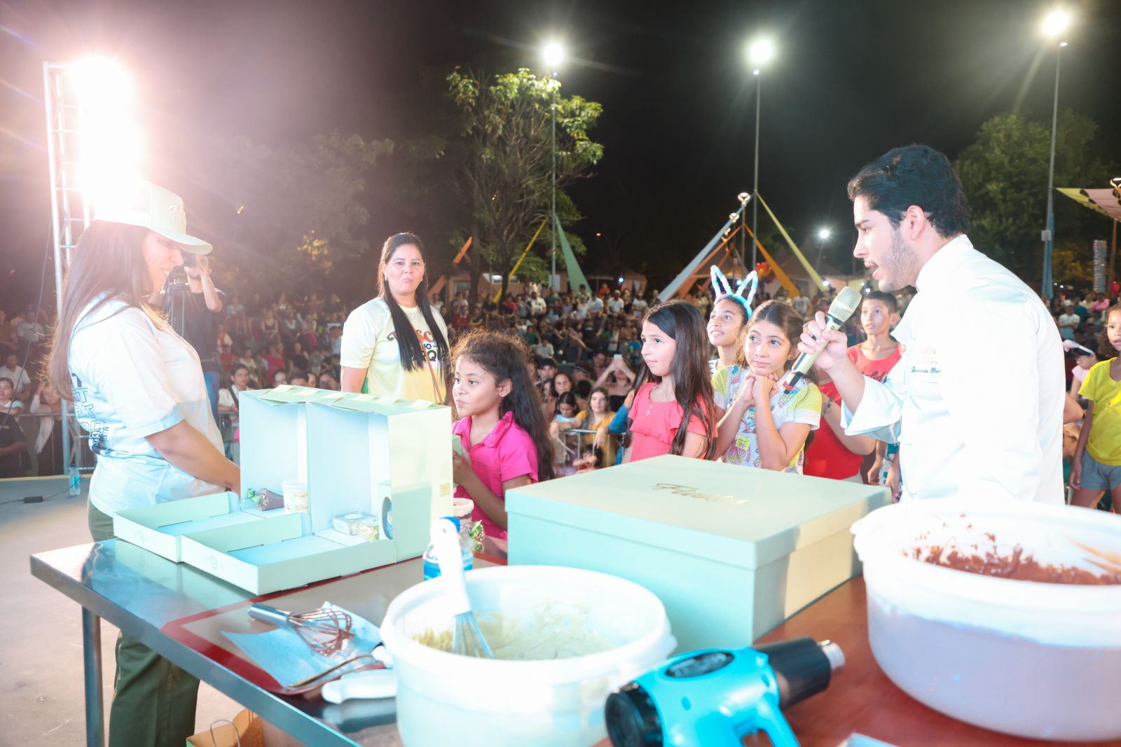 Ao final da aula show, mais de 50 crianças foram convidadas a subirem no palco para degustarem o ovo de Pistache