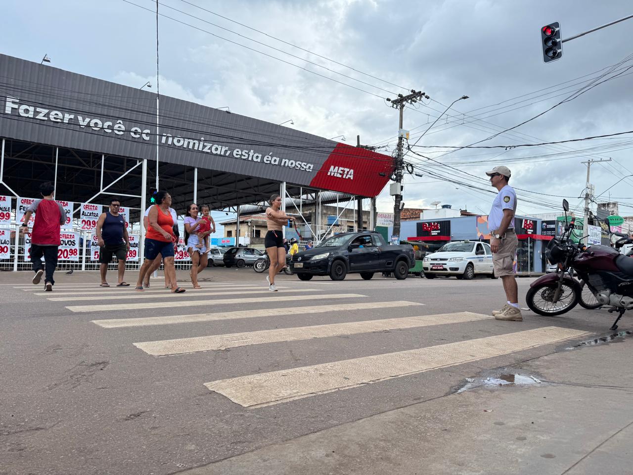Ação educativa ocorreu na avenida Jatuarana em frente ao Meta 21