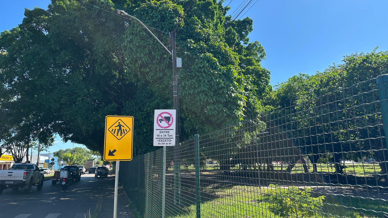 Ao longo de toda avenida, placas indicam a restrição de circulação