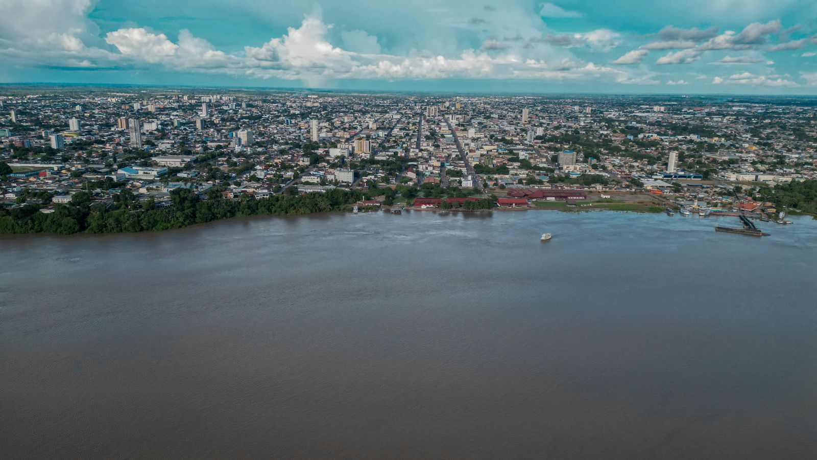 O rio está na fase de cheia, é importante a população seguir as orientações