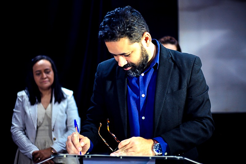Secretário da Semed destacou a importância do programa ao assinar o termo