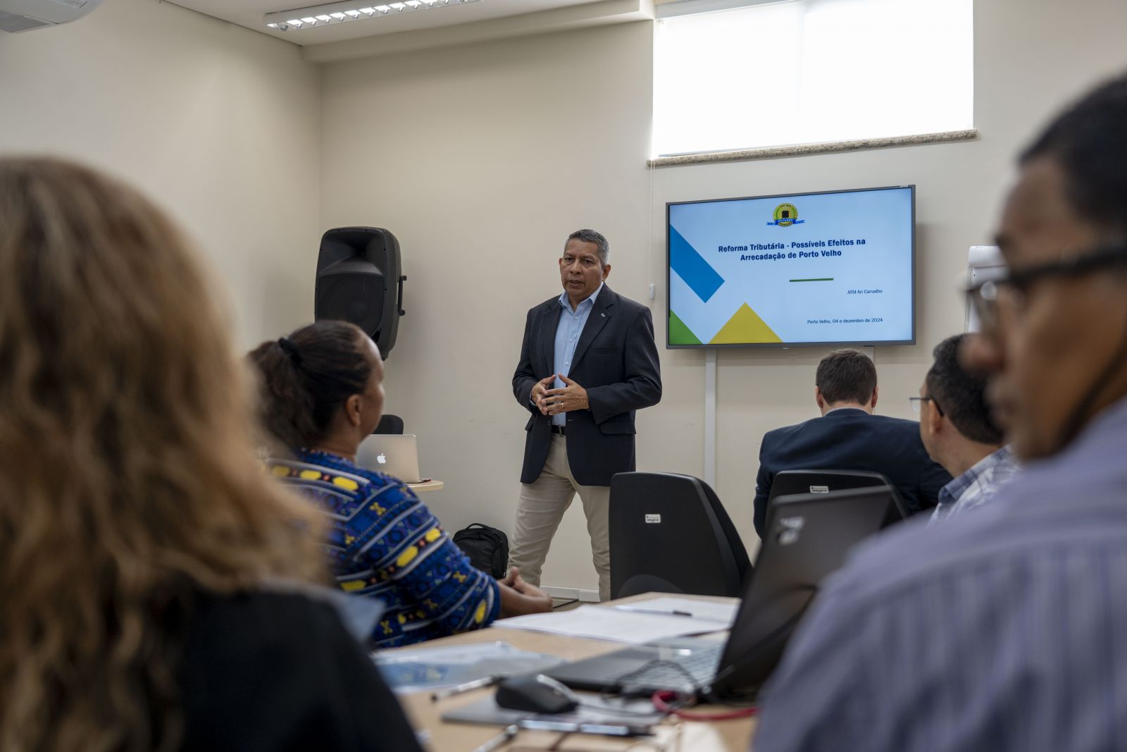 O palestrante Ari Carvalho, em sua apresentação, contextualizou a questão da reforma tributária