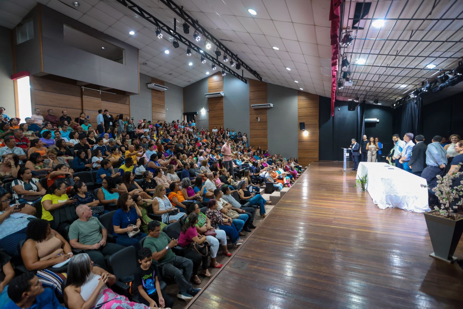 Servidores receberam a boa notícia do prefeito Léo Moraes nesta semana