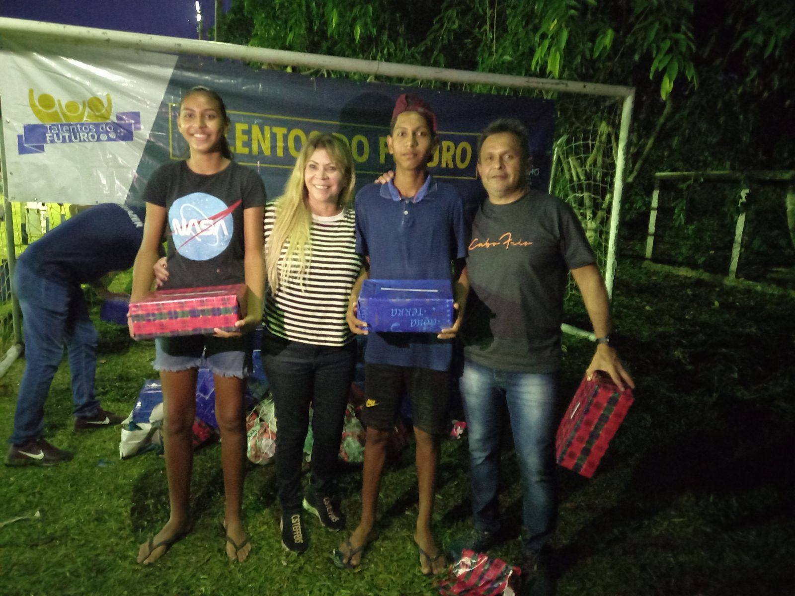 Alunos receberam material esportivo e chuteiras 