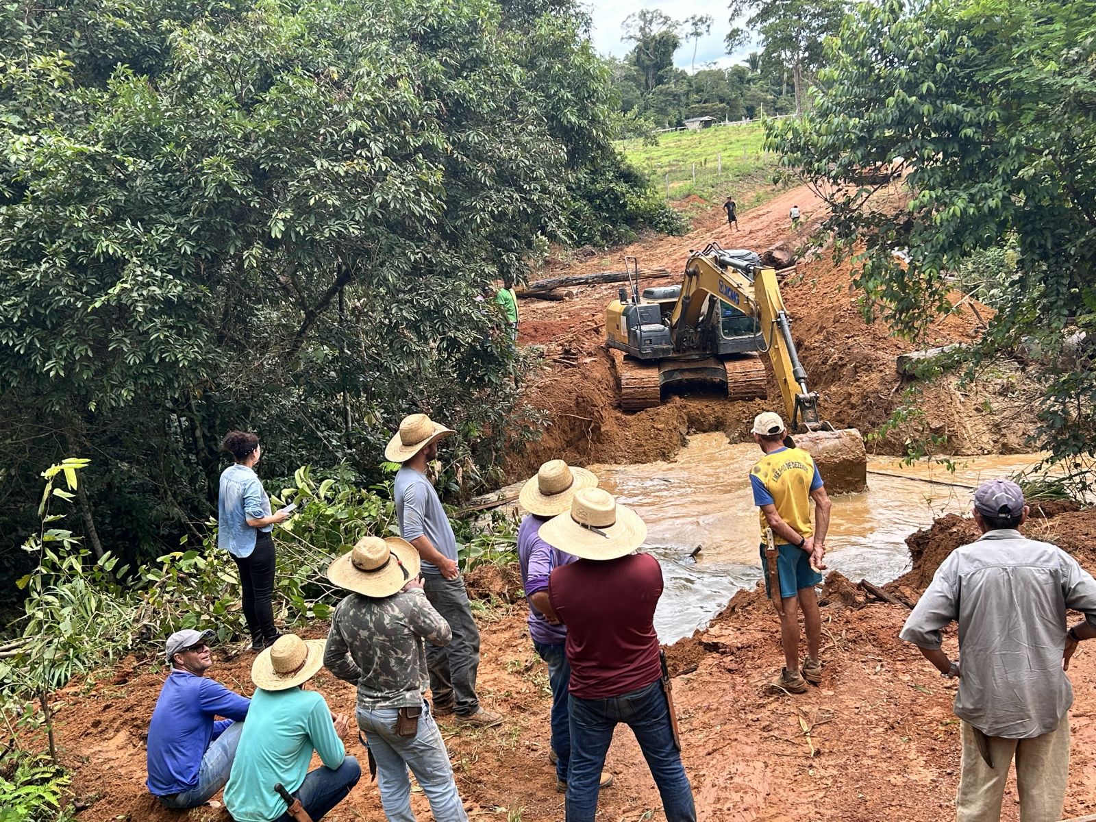 Semagric está trabalhando na reconstrução da ponte sobre o Igarapé, no travessão do PO com o 1º de Maio