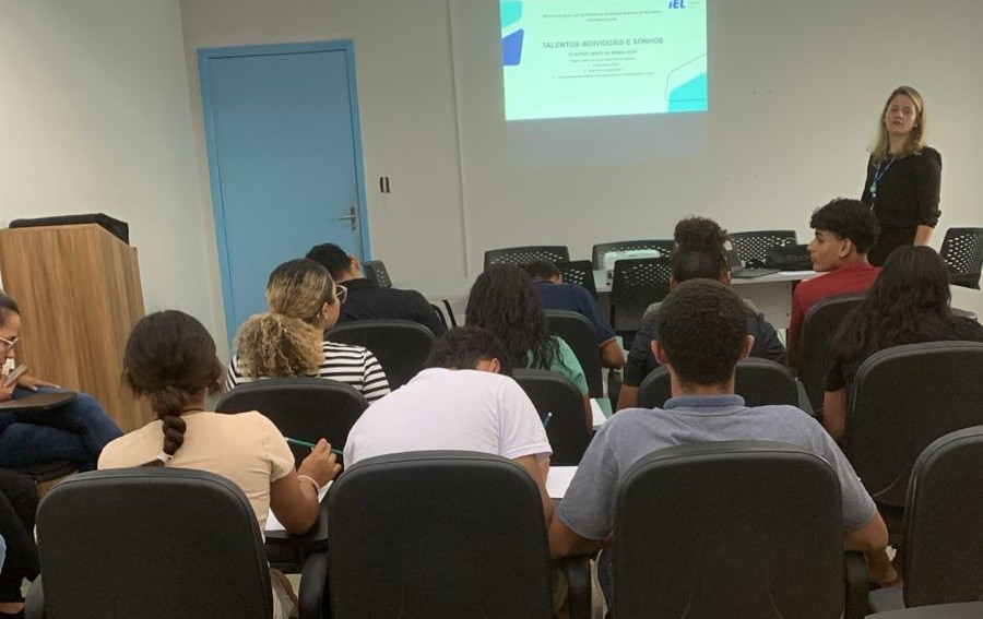 Palestra interativa promove diálogo sobre adolescência, mercado de trabalho e projetos de vida para adolescentes atendidos pela Semias